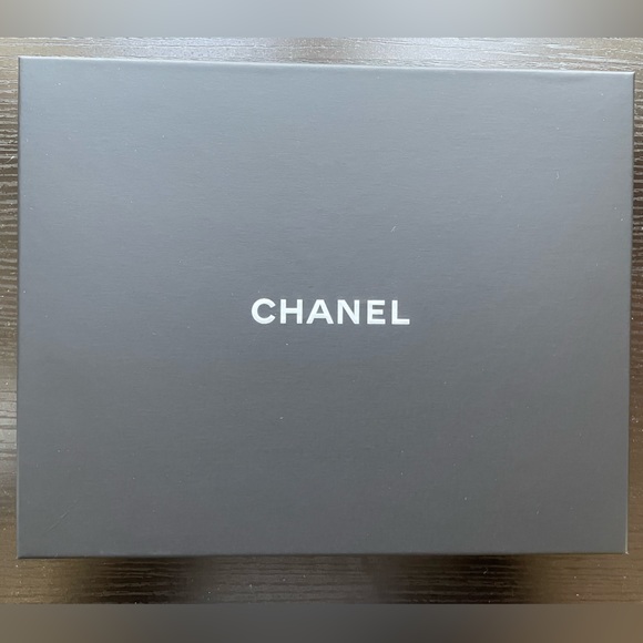 New Chanel Long Gold-tone Necklace with Resine Beads - Picture 3 of 17